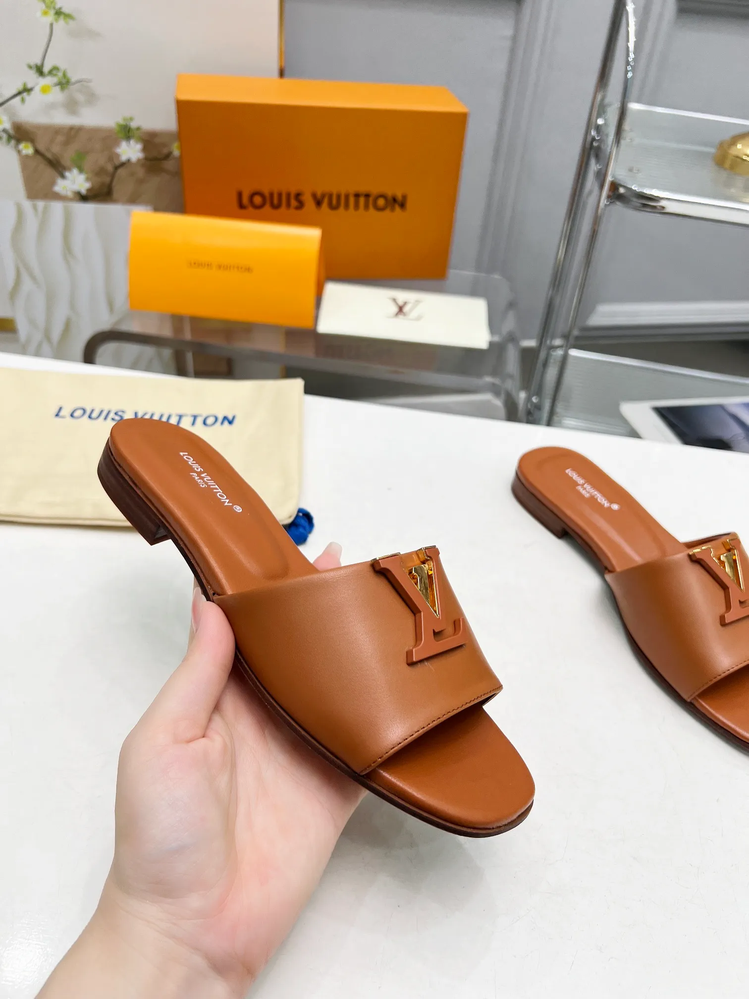 👟👟Ex-factory price 440👟👟Louis Vuitton/Louis Vuitton women's new sandals LV SUNSET COMFORT flat sandals are made of exquisite cowhide and sheepskin lining, the uppers show handicrafts, and are matched with genuine leather soles*@wearing experience. LV logo hardware buckle on upper, size 35-42